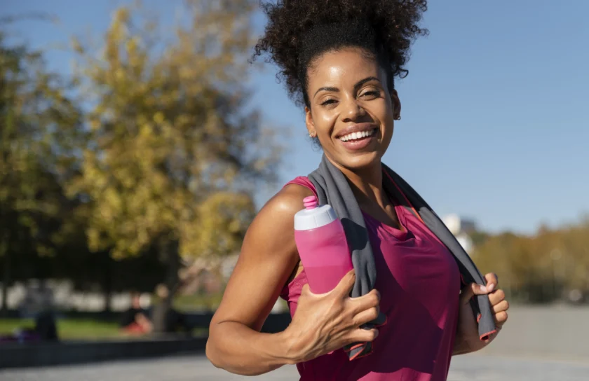 mulher-desportiva-fazendo exercicio-ar-livre-dinamica-medicamentos