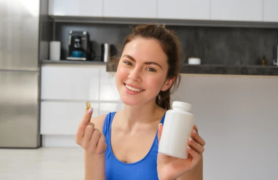 praticando-esportes-em-casa-mostra-suplementos-dieteticos-tomando-vitaminas-para-um-corpo-saudavel-dinamica-medicamentos